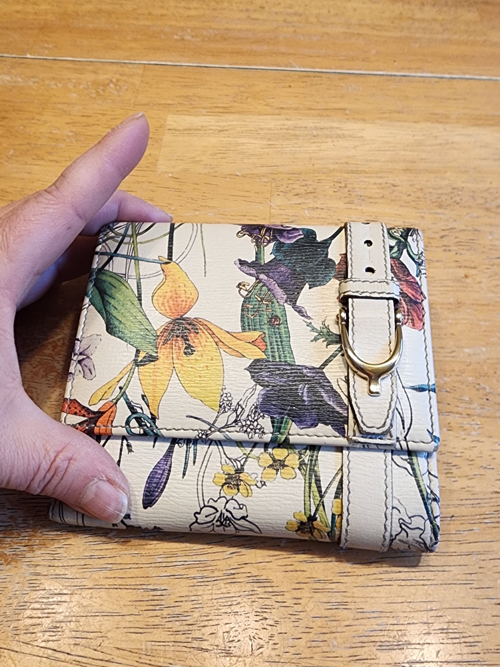 Gucci Flora compact wallet features a colorful floral print - Picture 1 of 16